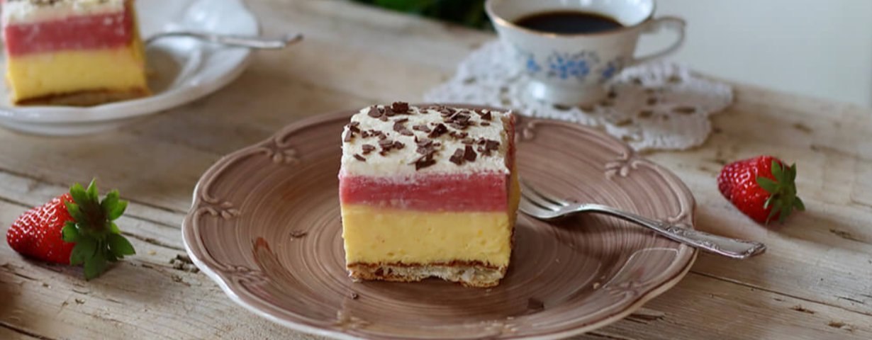 Vanilijeve kocke z jagodnim pudingom – lahko jih imenujemo tudi jagodne “kremšnite“