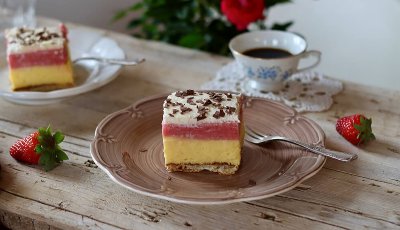 Vanilijeve kocke z  jagodnim pudingom – lahko jih imenujemo tudi jagodne “kremšnite“